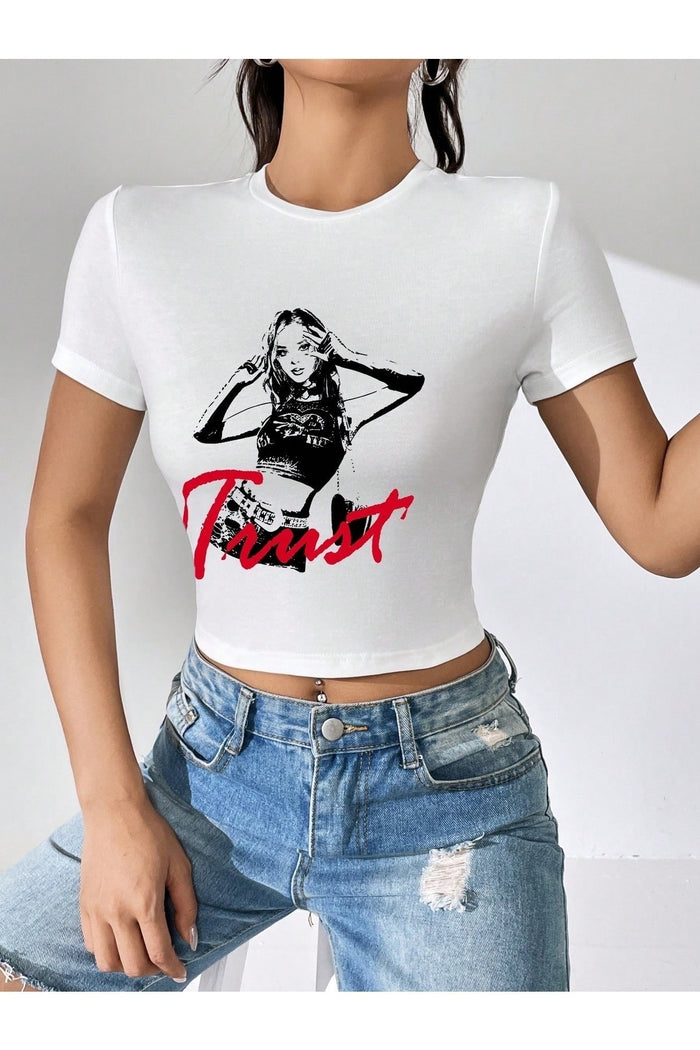 Kadın Beyaz Baskılı Kısa Kollu Vücuda Oturan Crop Bluz