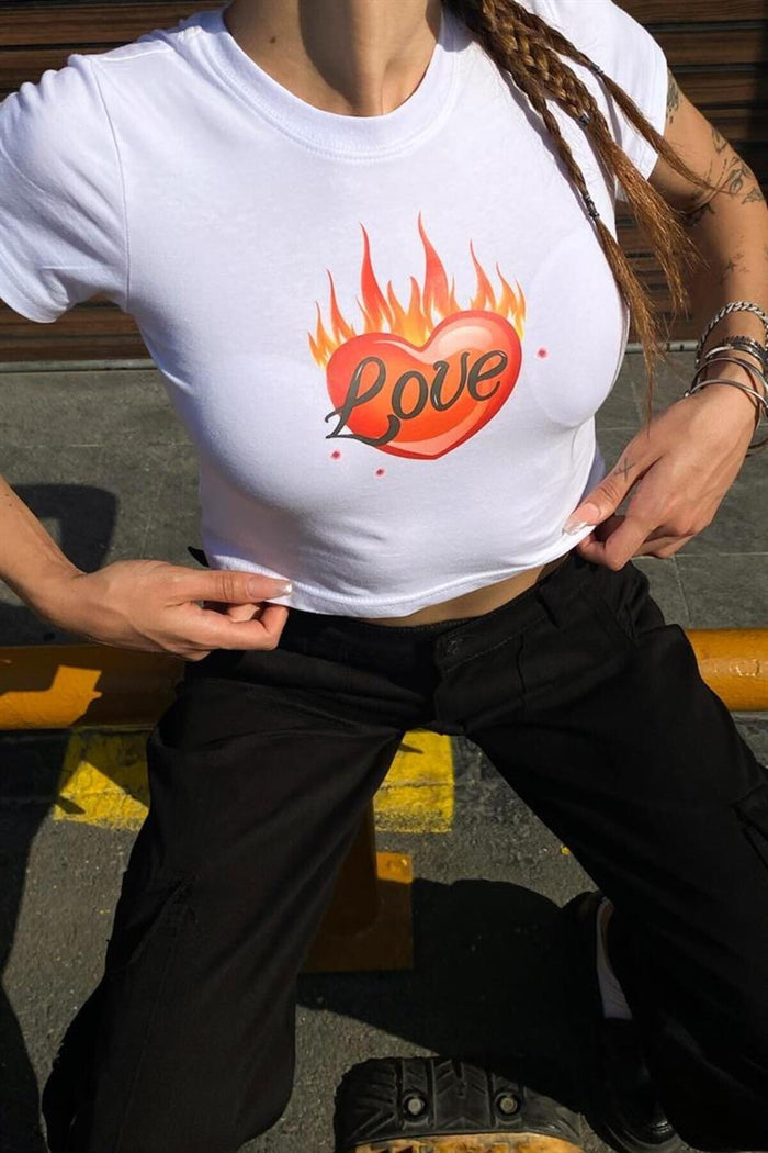 Kadın Beyaz Baskılı Kısa Kollu Vücuda Oturan Crop Top