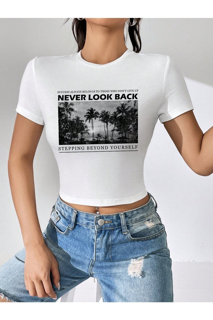 Kadın Beyaz Baskılı Kısa Kollu Vücuda Oturan Crop Bluz