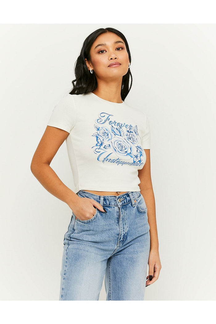 Kadın Beyaz Baskılı Kısa Kollu Vücuda Oturan Crop Top Bluz