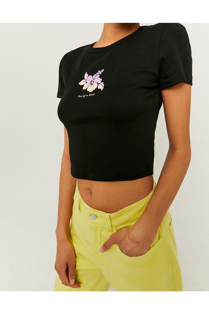 Kadın Beyaz Baskılı Kısa Kollu Vücuda Oturan Crop Top Bluz