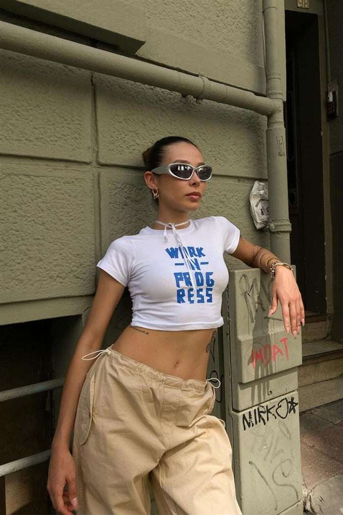 Kadın Beyaz Baskılı Kısa Kollu Vücuda Oturan Crop Top