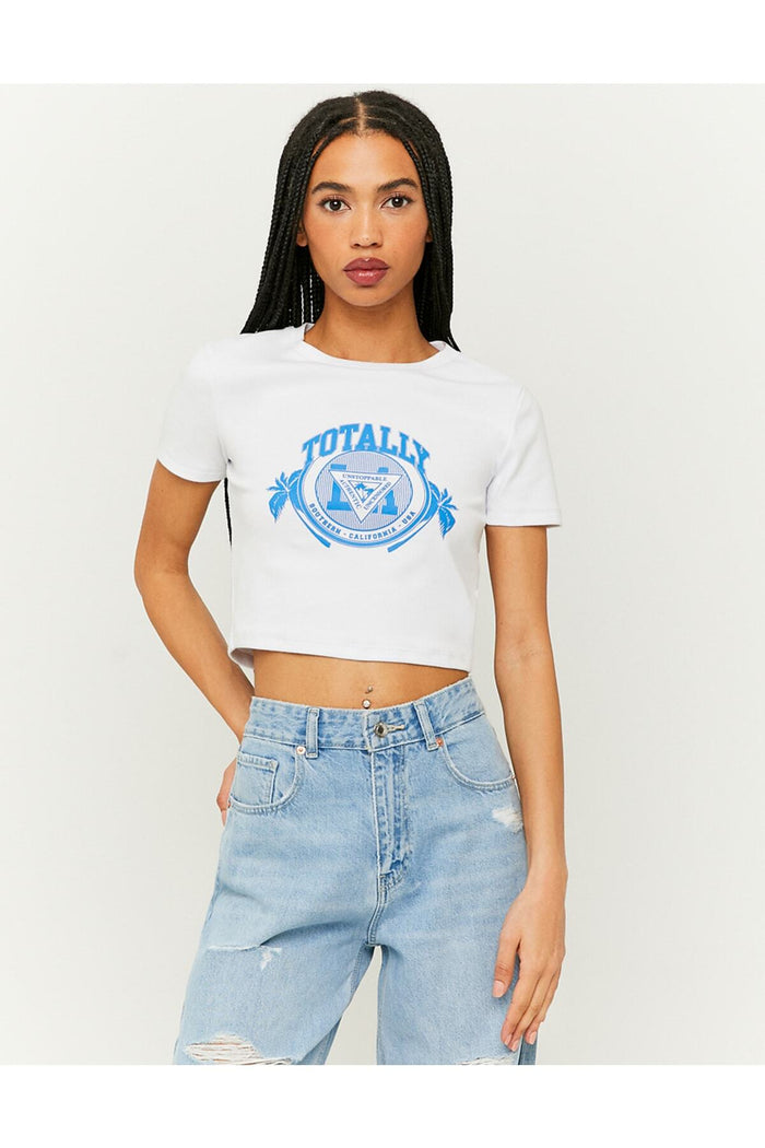 Kadın Beyaz Baskılı Kısa Kollu Vücuda Oturan Crop Top Bluz