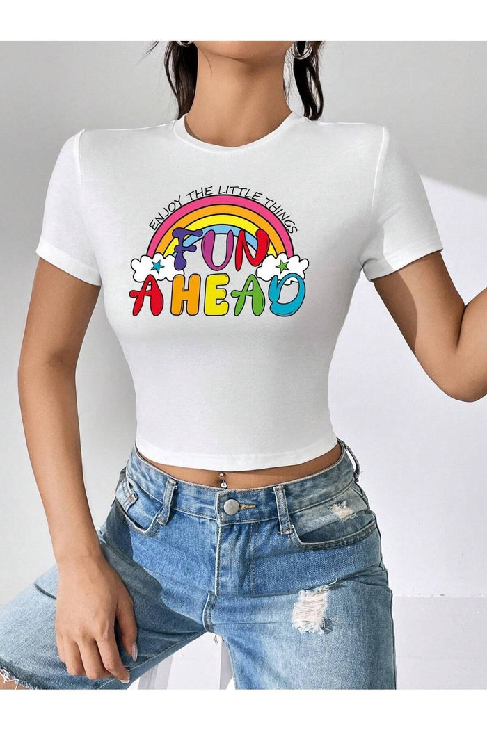 Kadın Beyaz Baskılı Kısa Kollu Vücuda Oturan Crop Top