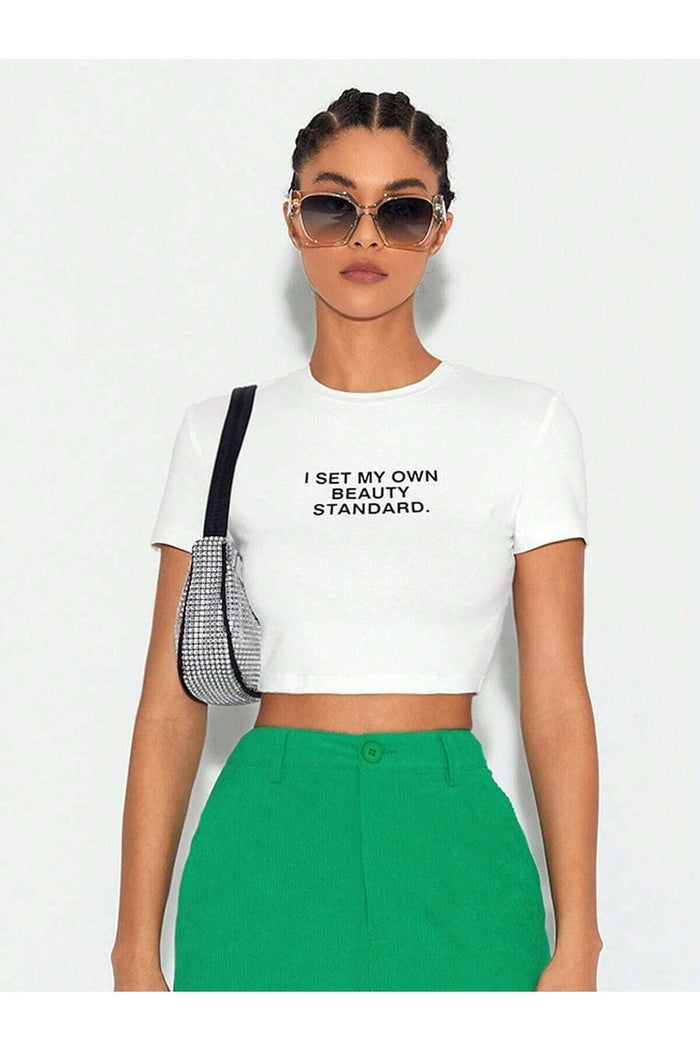 Kadın Beyaz Baskılı Kısa Kollu Vücuda Oturan Crop Top