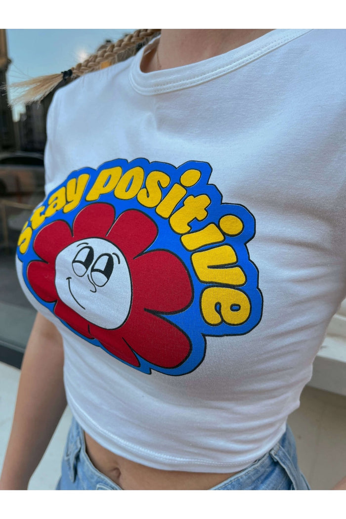 Kadın Örme Kumaş Beyaz Baskılı Crop Fitted Kısa Kollu Bluz