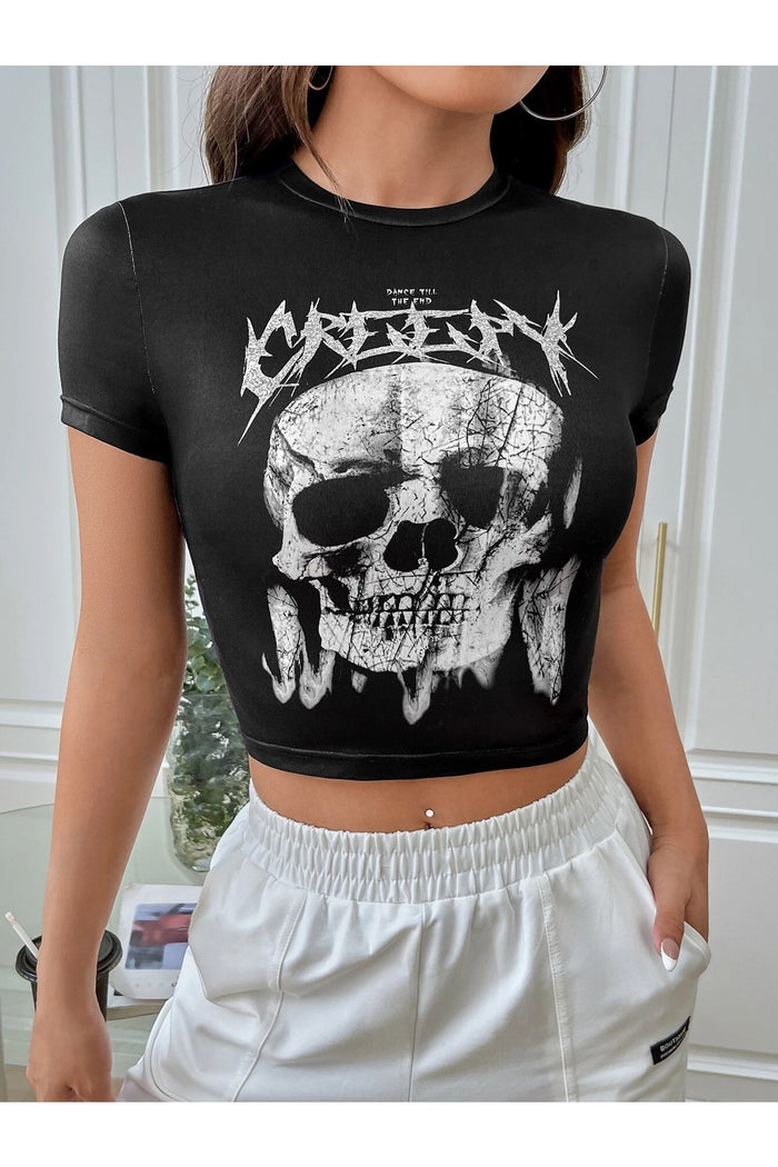Kadın Beyaz Baskılı Kısa Kollu Vücuda Oturan Crop Top Bluz