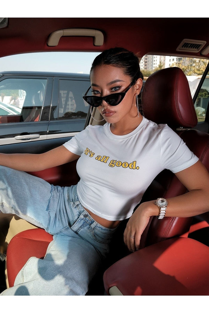 Kadın Beyaz Baskılı Kısa Kollu Vücuda Oturan Crop Bluz