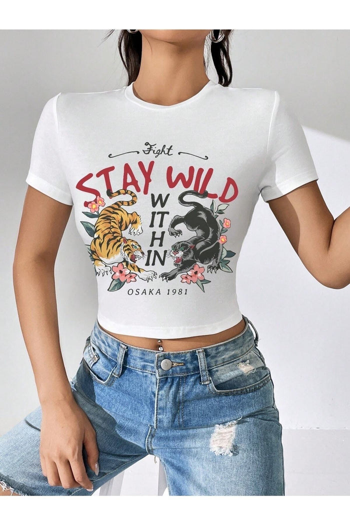 Kadın Beyaz Baskılı Kısa Kollu Vücuda Oturan Crop Bluz