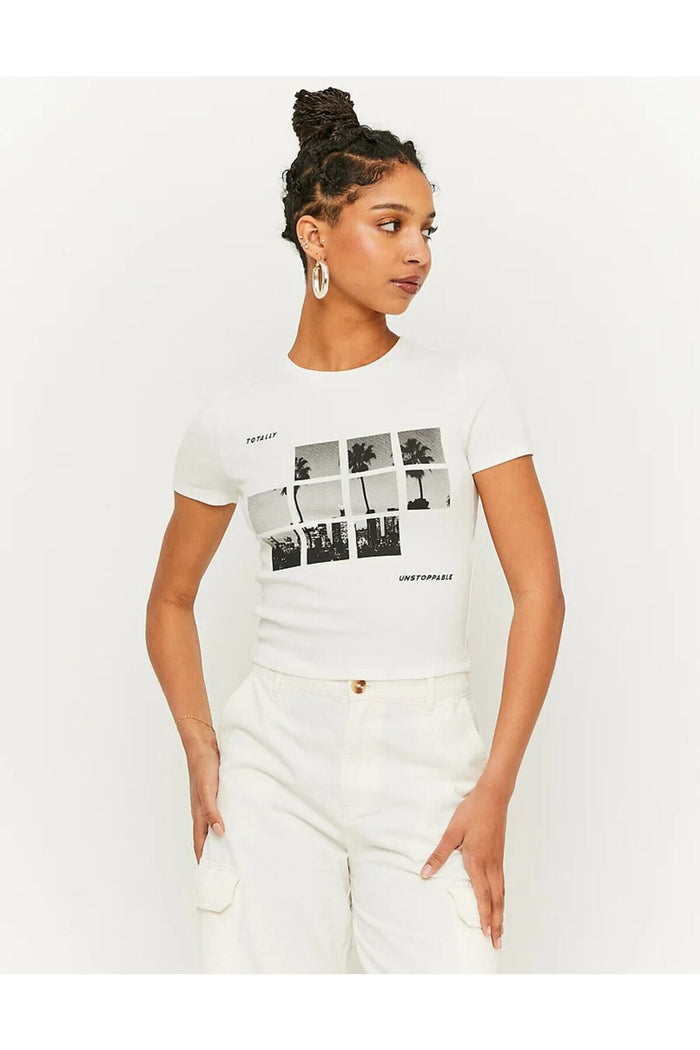 Kadın Beyaz Baskılı Kısa Kollu Vücuda Oturan Crop Top Bluz